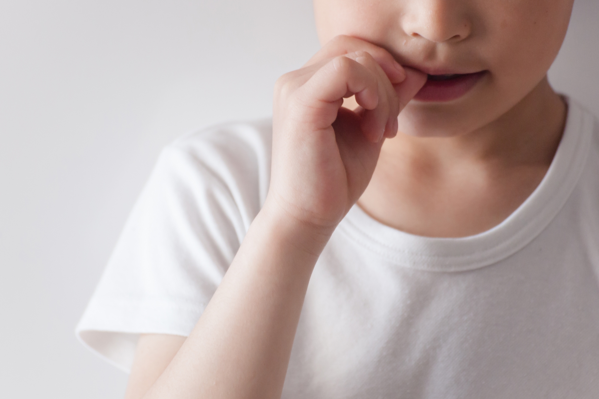 子どもが爪を噛んでいる様子