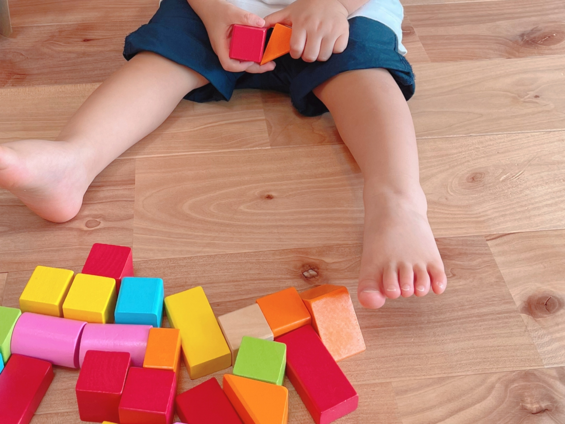 積み木遊びをする子供