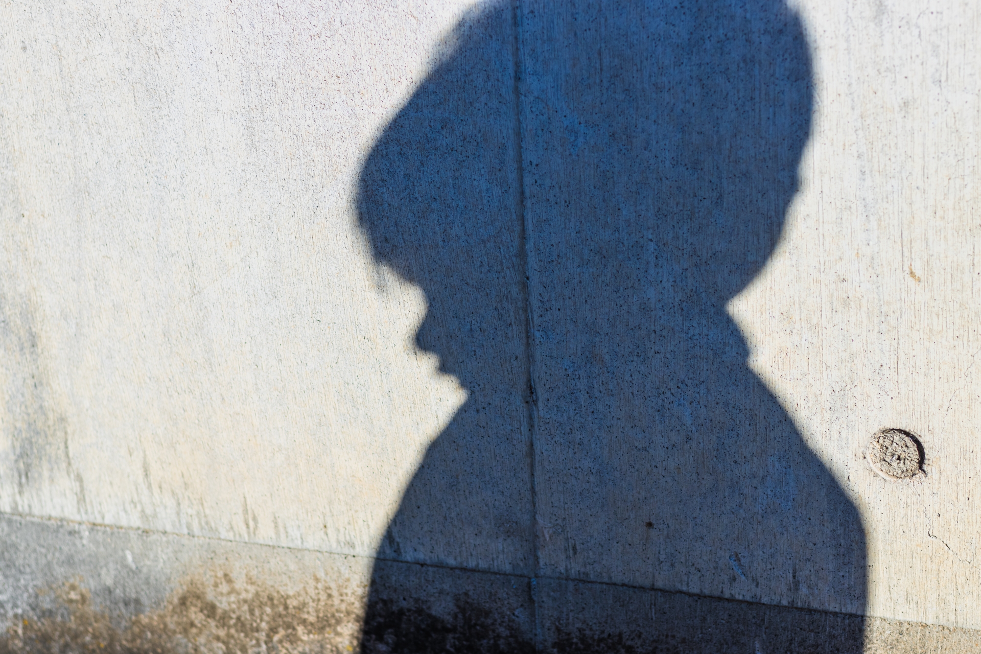 落ち込む子供の影